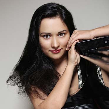 Dinara Klinton, piano
